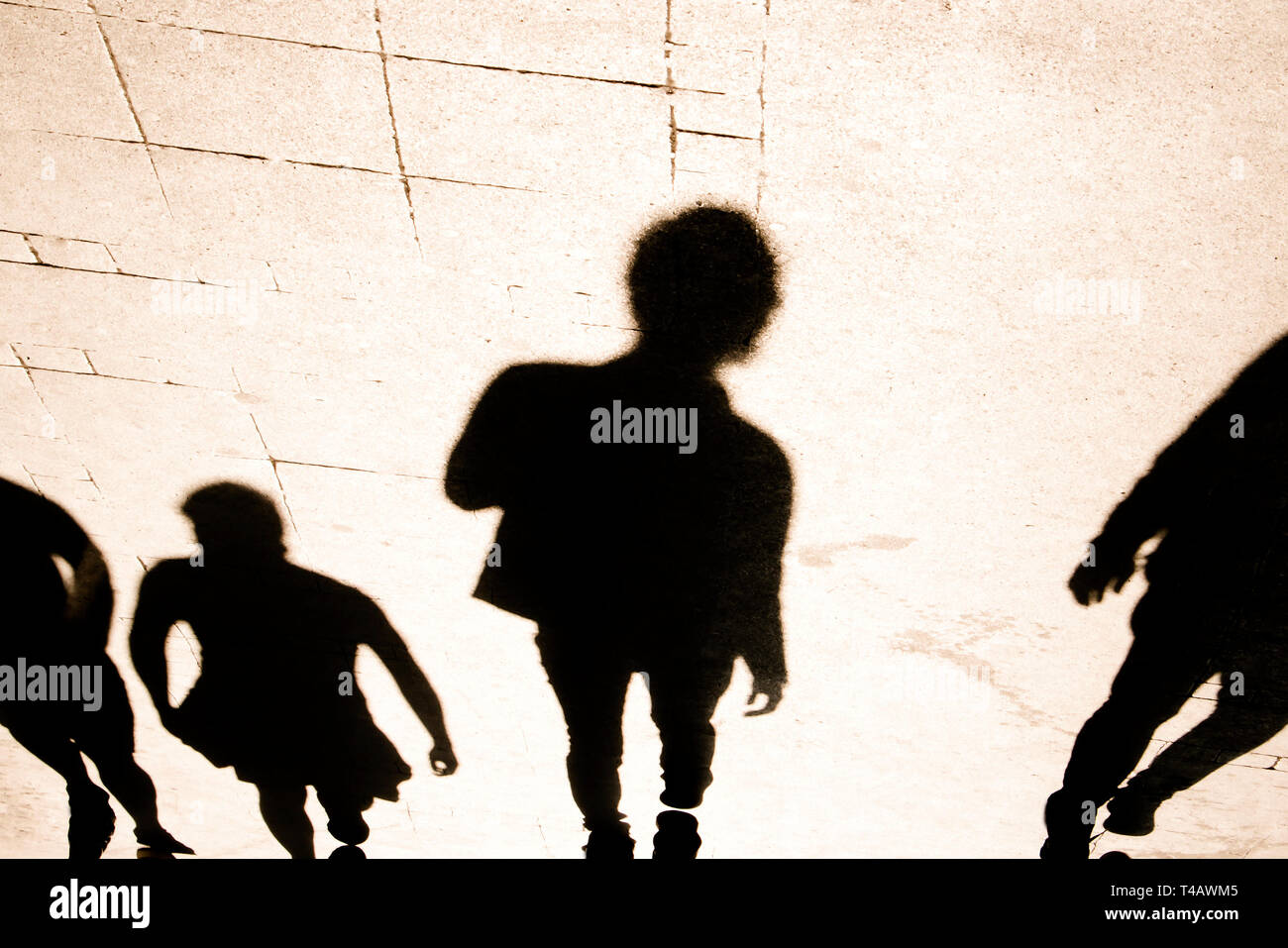 Silhouete blurrry Schatten von Menschen zu Fuß auf der Fußgängerzone in hoher Kontrast sepia schwarz und weiß Stockfoto