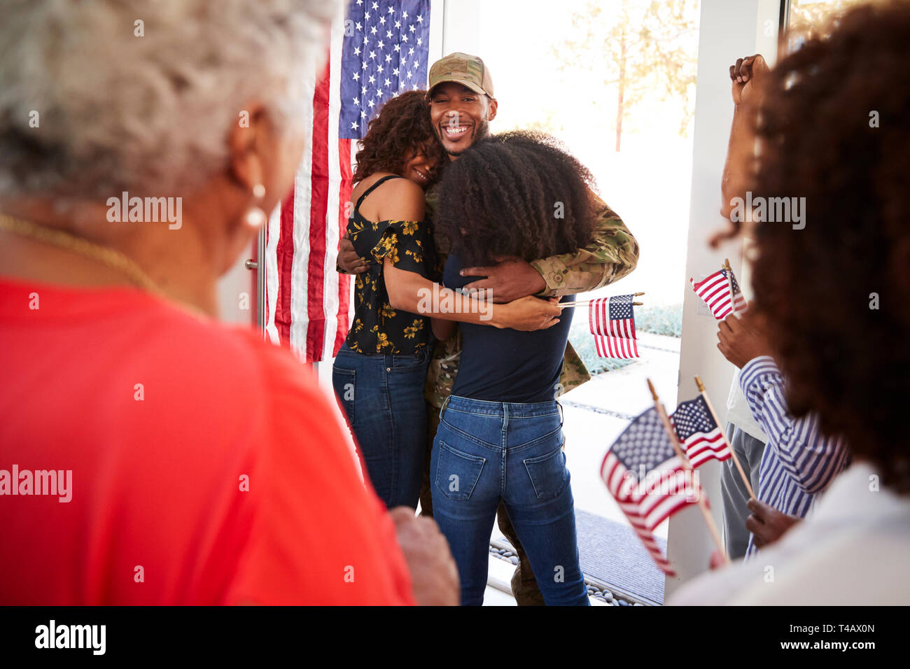 Tausendjährige schwarz Soldat seine Familie, die nach Hause zurückkehren, Nahaufnahme, Blick über die Schulter Stockfoto