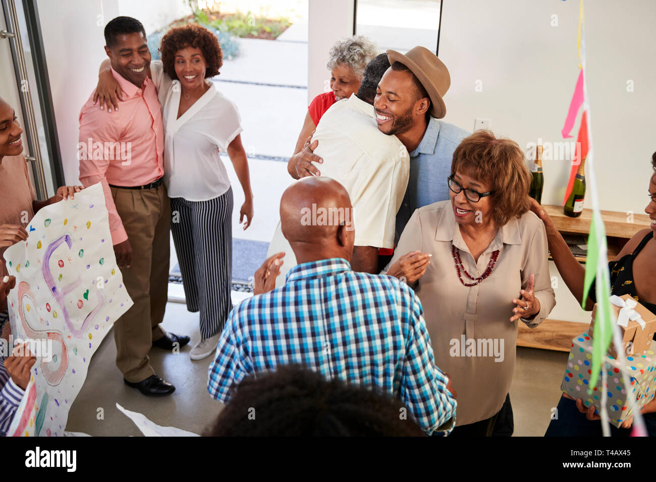 Schwarze Familie Mitglieder umfassenden an eine Überraschungsparty, Erhöhte Ansicht Stockfoto