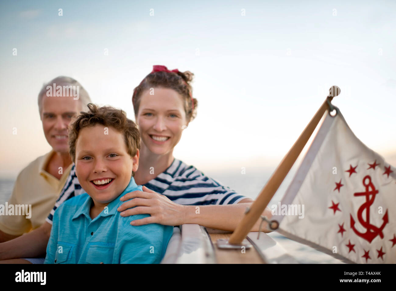 Family Portrait von lächelnden jungen Jungen und seine Eltern auf einem Boot. Stockfoto