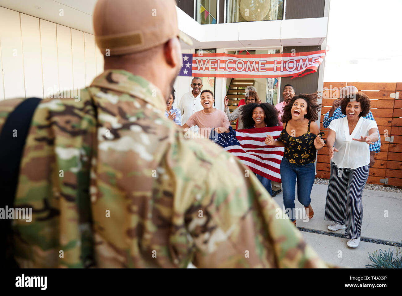 Drei Generation schwarz Familie Soldat wieder zu Hause, über die Schulter sehen Stockfoto