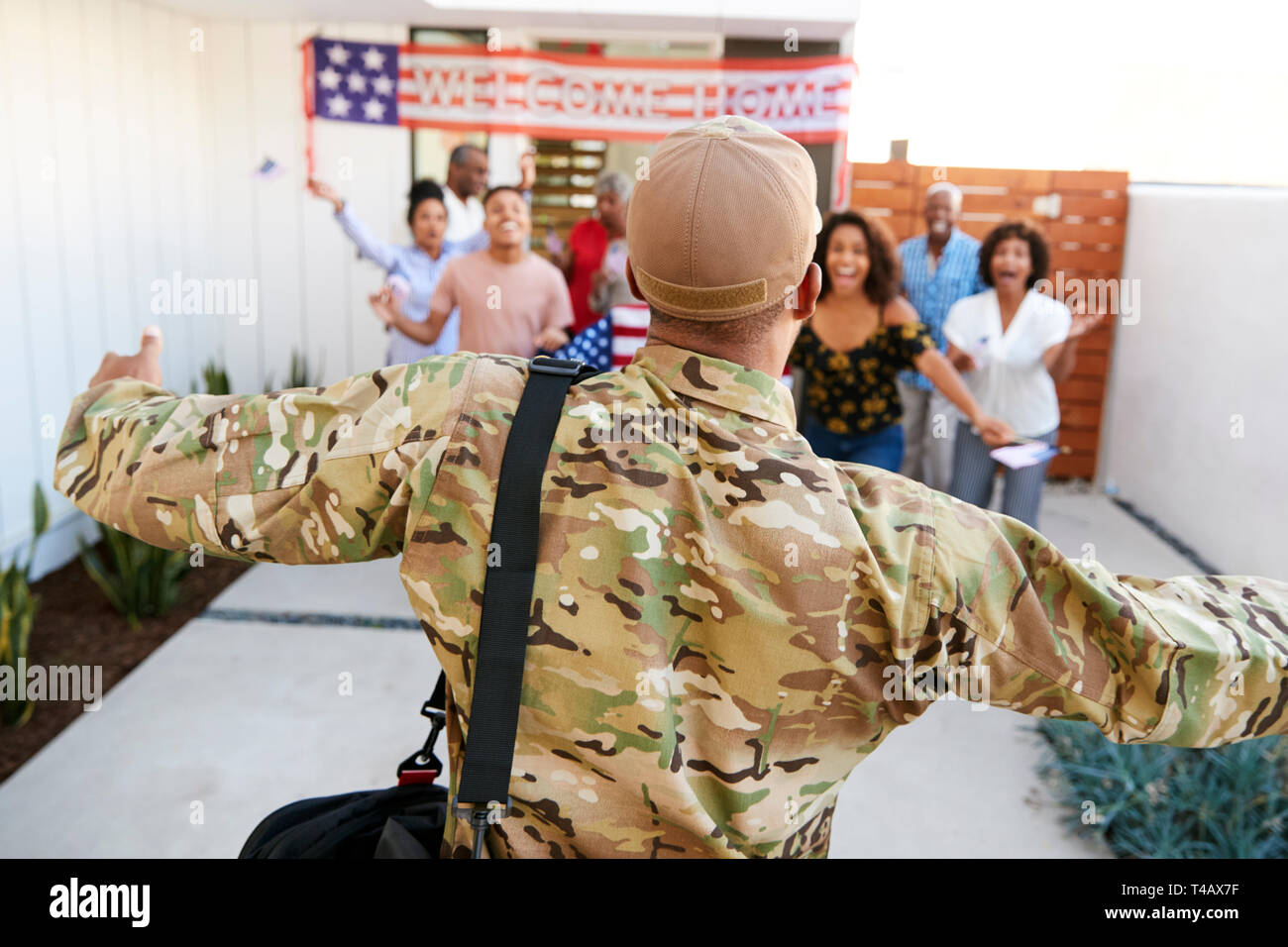 Drei Generation schwarz Familie tausendjährigen Soldat kehrt nach Hause zurück, Ansicht, Fokus auf den Vordergrund Stockfoto