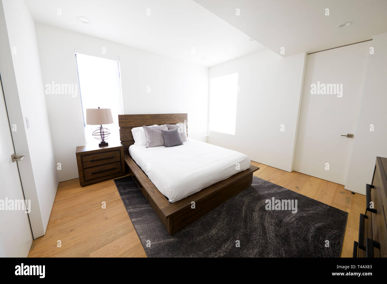 Schlafzimmer in einer modernen Familie, Sonnenlicht, keine Personen Stockfoto