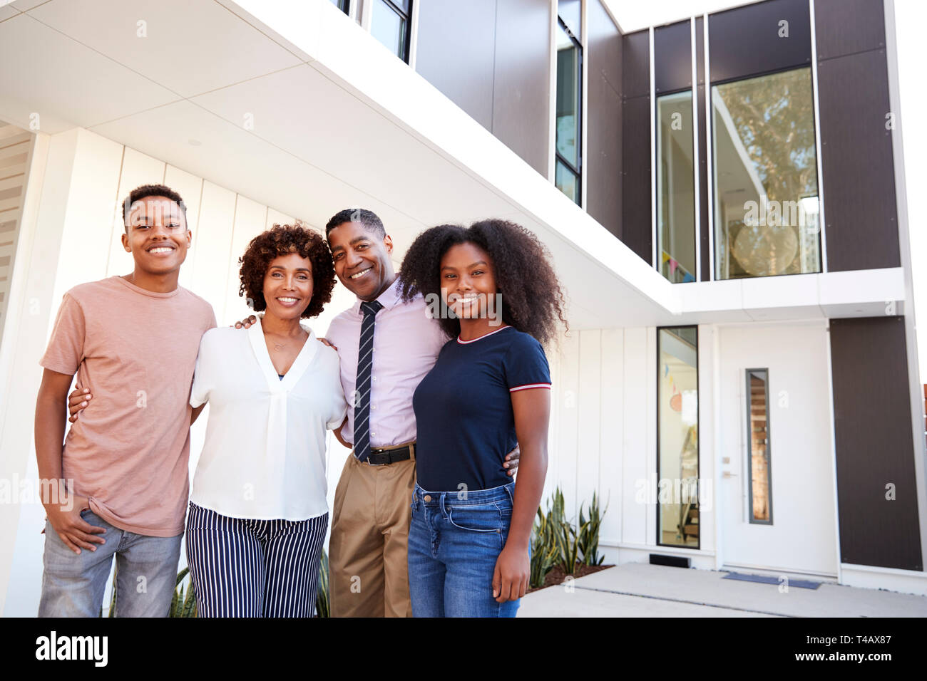 Schwarze Familie stand Kamera vor ihren modernen Home suchen, Nahaufnahme Stockfoto