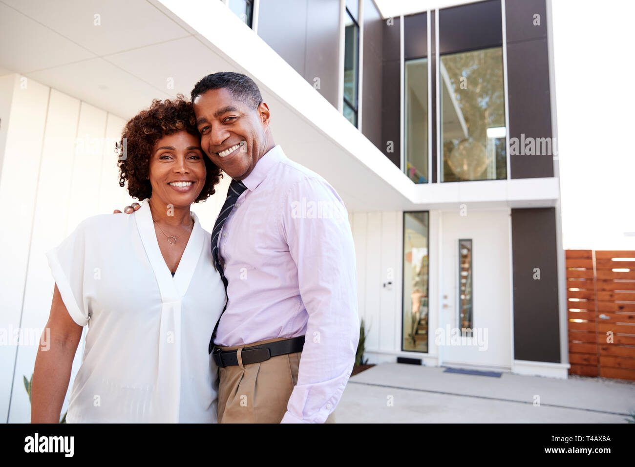 Im mittleren Alter schwarz Paar stehen außerhalb der Kamera vor ihren modernen Home suchen, Nahaufnahme Stockfoto