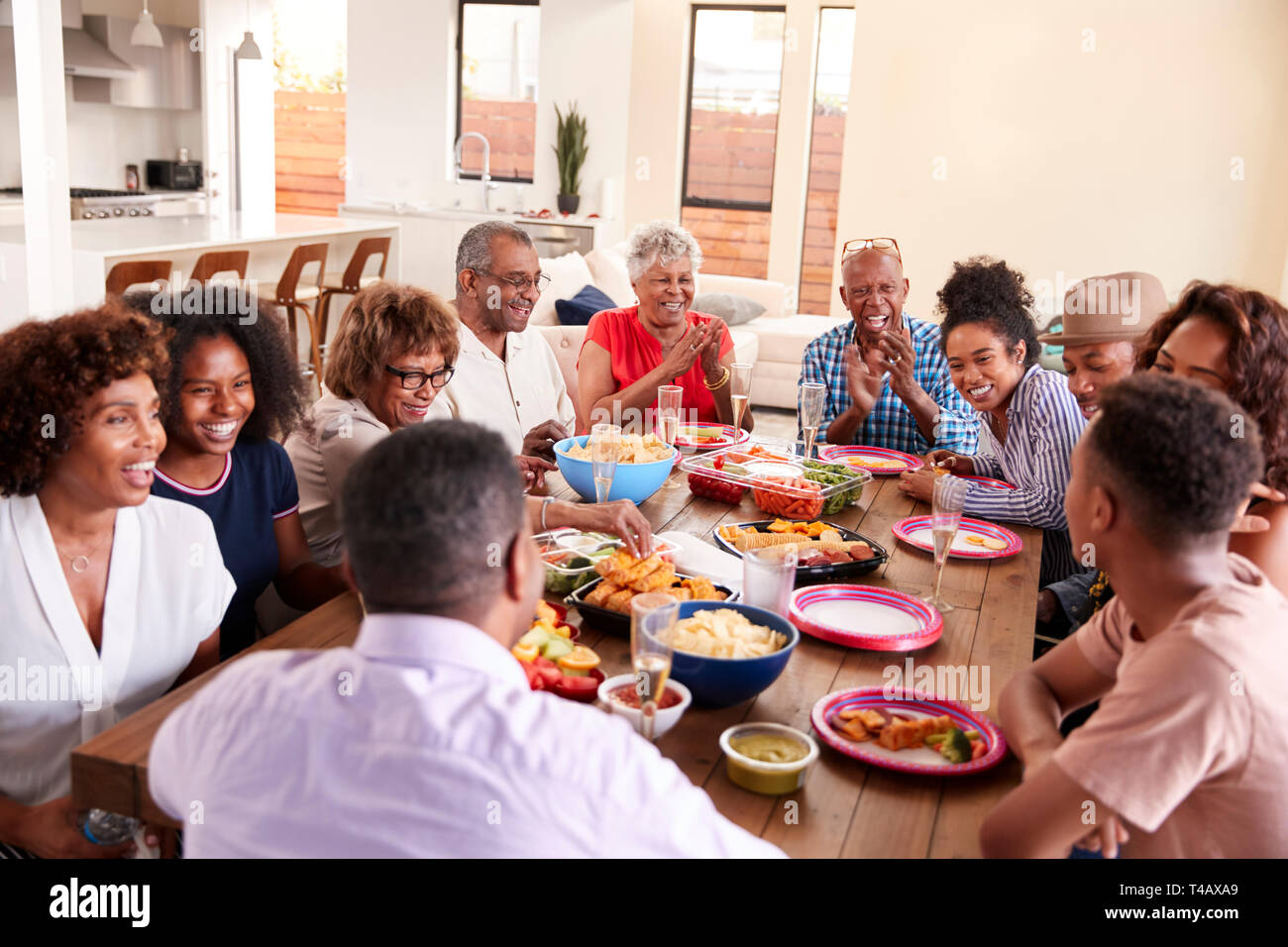Drei generation schwarze Familie der Großmutter feiert Geburtstag zusammen, in der Nähe Stockfoto
