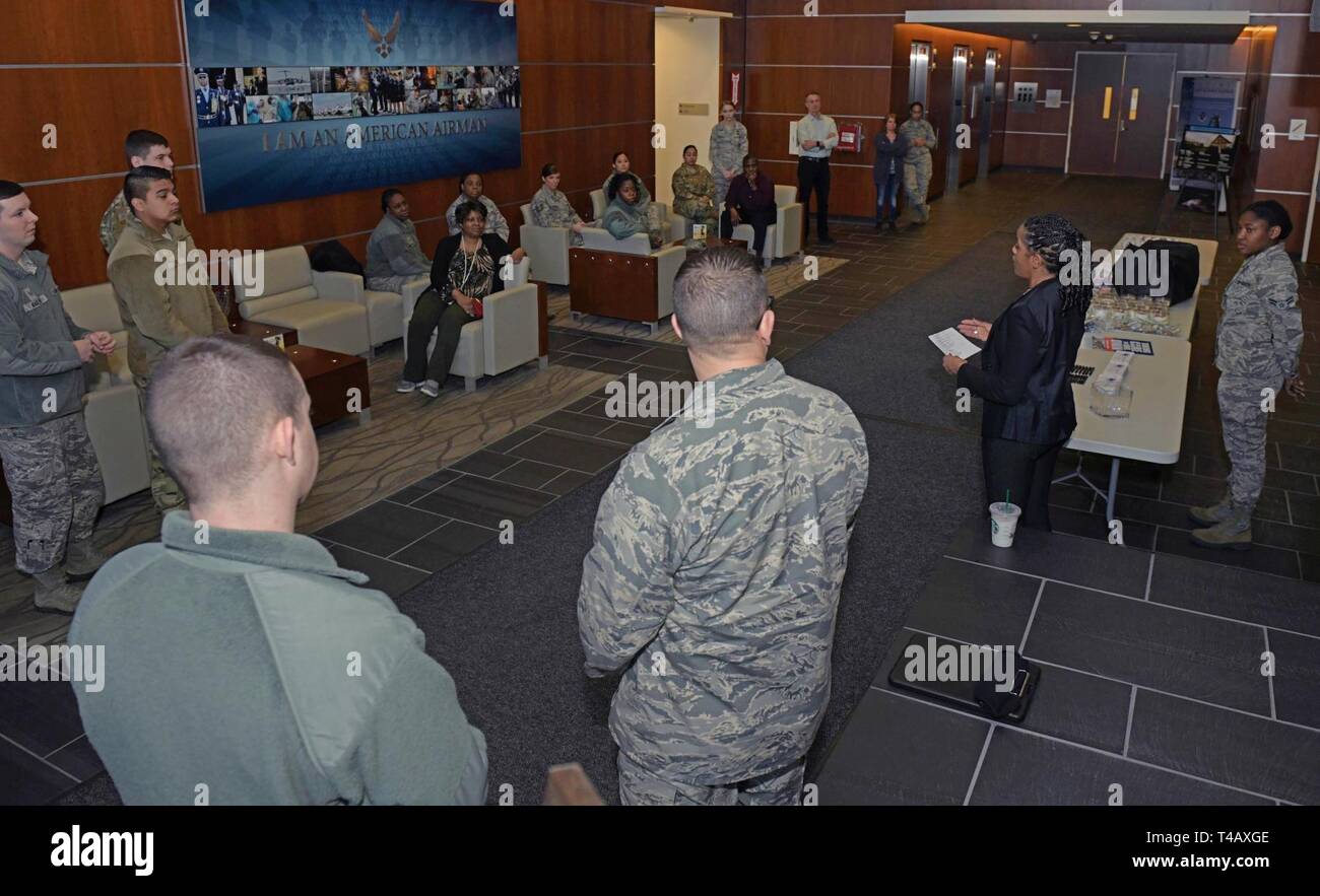 Freiwillige für die Luftwaffe Hilfsfonds unterstützen Personen, die Spenden von Geld in der Jones Gebäude auf Joint Base Andrews, Md., 22. März 2019. Die AFAF Kampagne läuft bis April 26, 2019, und hilft, die finanzielle Unterstützung für Flieger in der Notwendigkeit während Naturkatastrophen und Notsituationen zu erhalten. Stockfoto