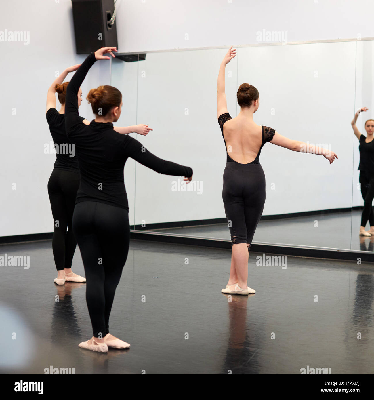 Weibliche Kursteilnehmer an der Performing Arts School Proben Ballett im Tanzstudio in Spiegel Stockfoto