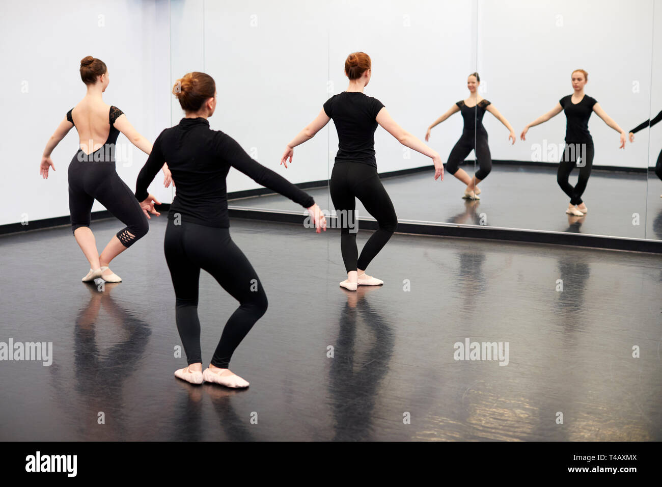 Weibliche Kursteilnehmer an der Performing Arts School Proben Ballett im Tanzstudio in Spiegel Stockfoto