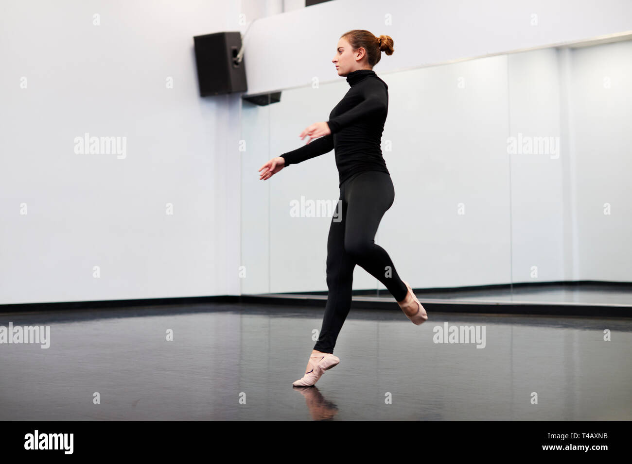 Weibliche Kursteilnehmer an der Performing Arts School Proben Ballett in Dance Studio Stockfoto