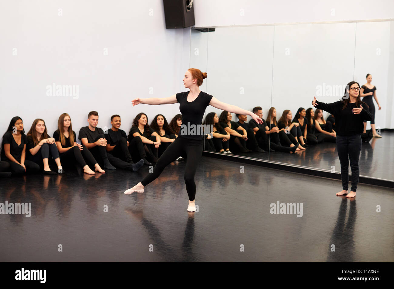 Weibliche Ballett Student an der Performing Arts School führt für die Klasse und Lehrer im Tanz Studio Stockfoto