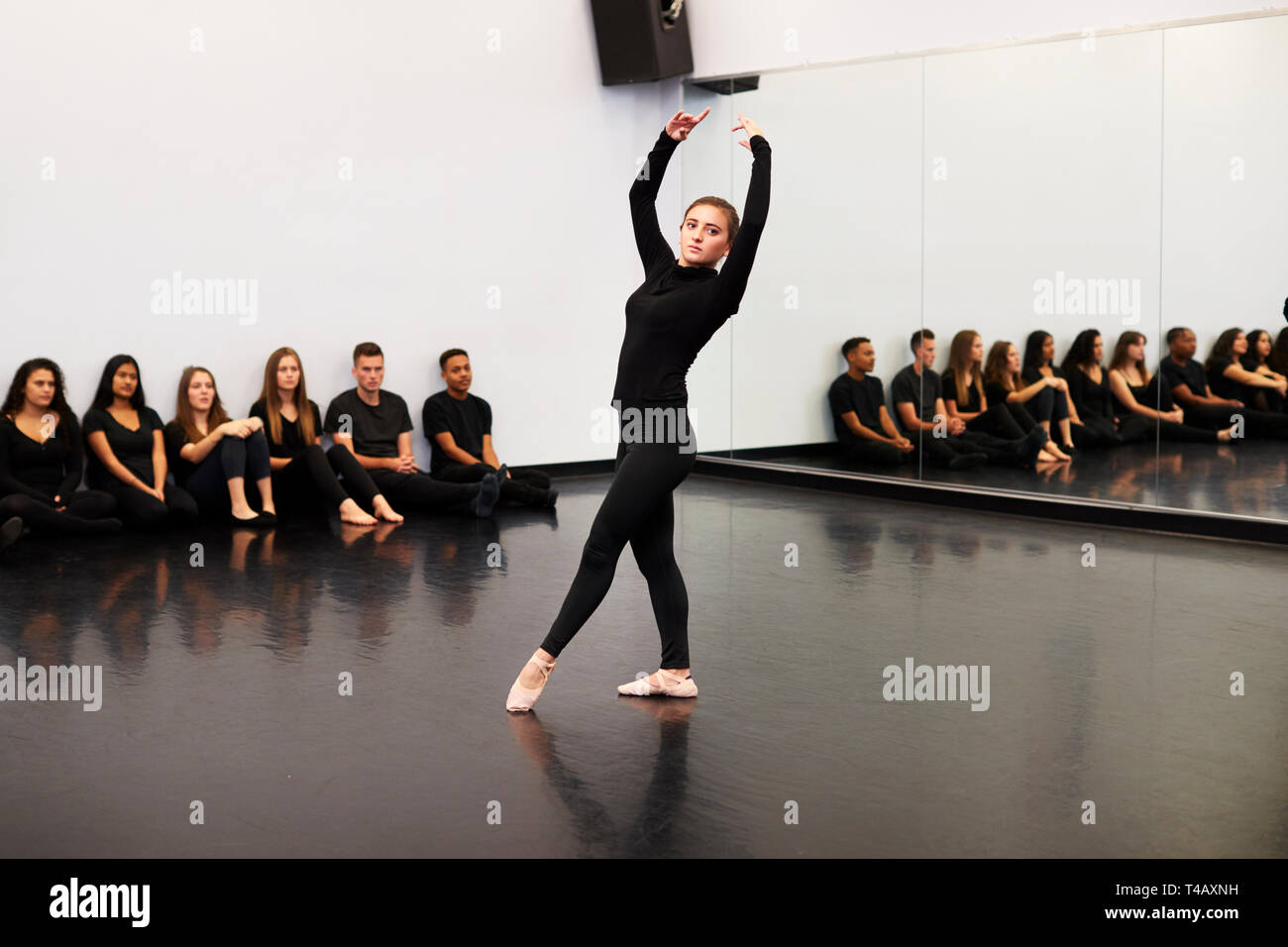 Weibliche Ballett Student an der Performing Arts School führt für die Klasse und Lehrer im Tanz Studio Stockfoto