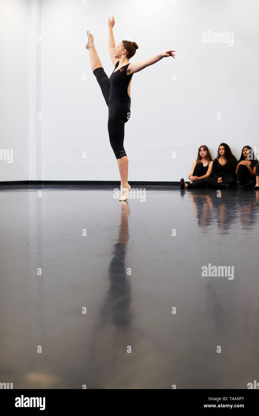 Weibliche Ballett Student an der Performing Arts School führt für die Klasse im Tanz Studio Stockfoto