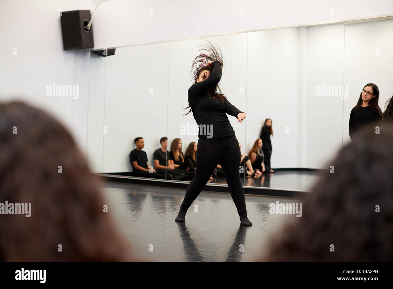 Weibliche Kursteilnehmer an der Performing Arts School führt Street Dance für Klasse und Lehrer im Tanz Studio Stockfoto