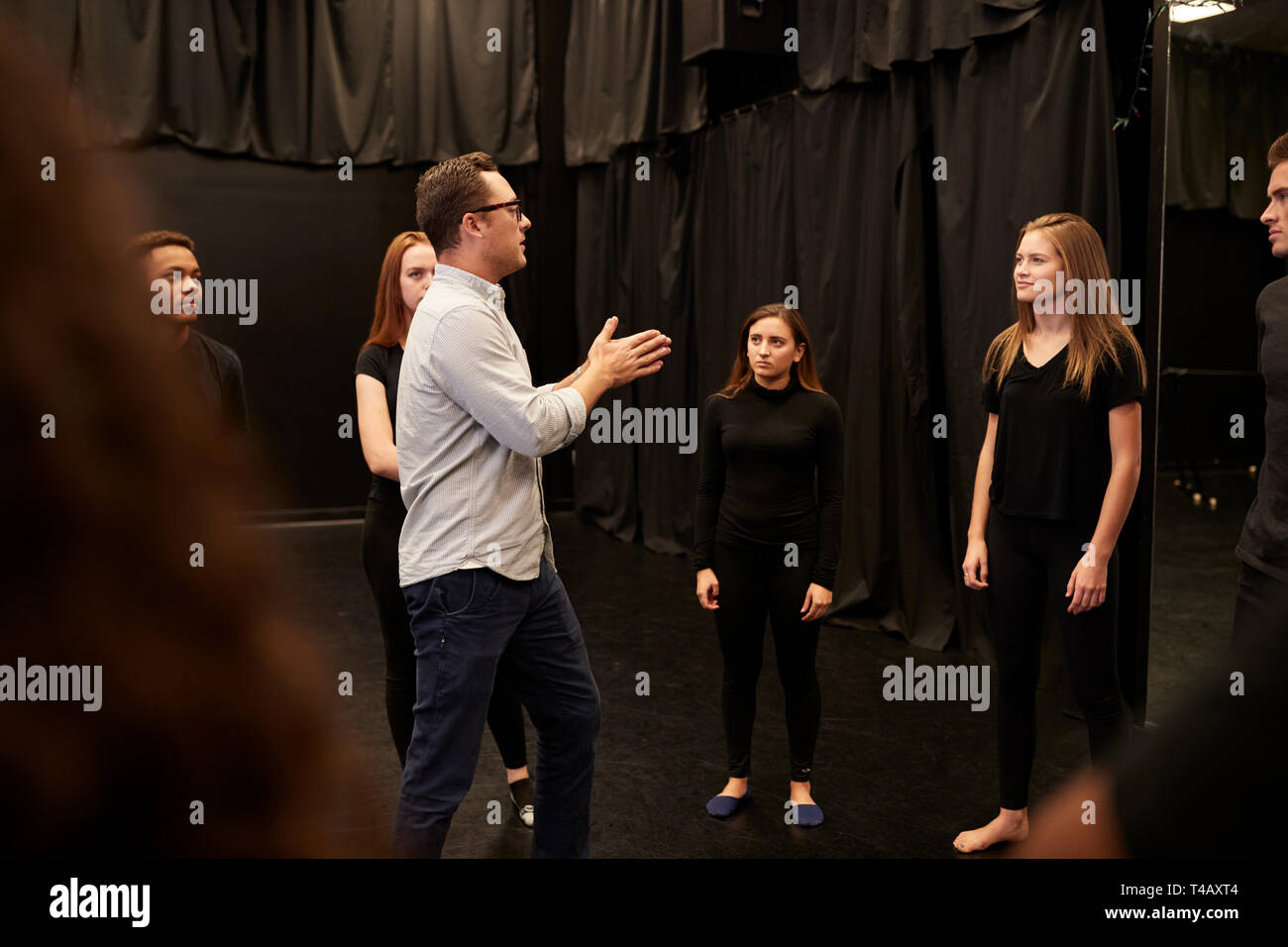 Lehrer mit Männlichen und Weiblichen Drama Kursteilnehmer an der Performing Arts School in Studio Improvisation Klasse Stockfoto