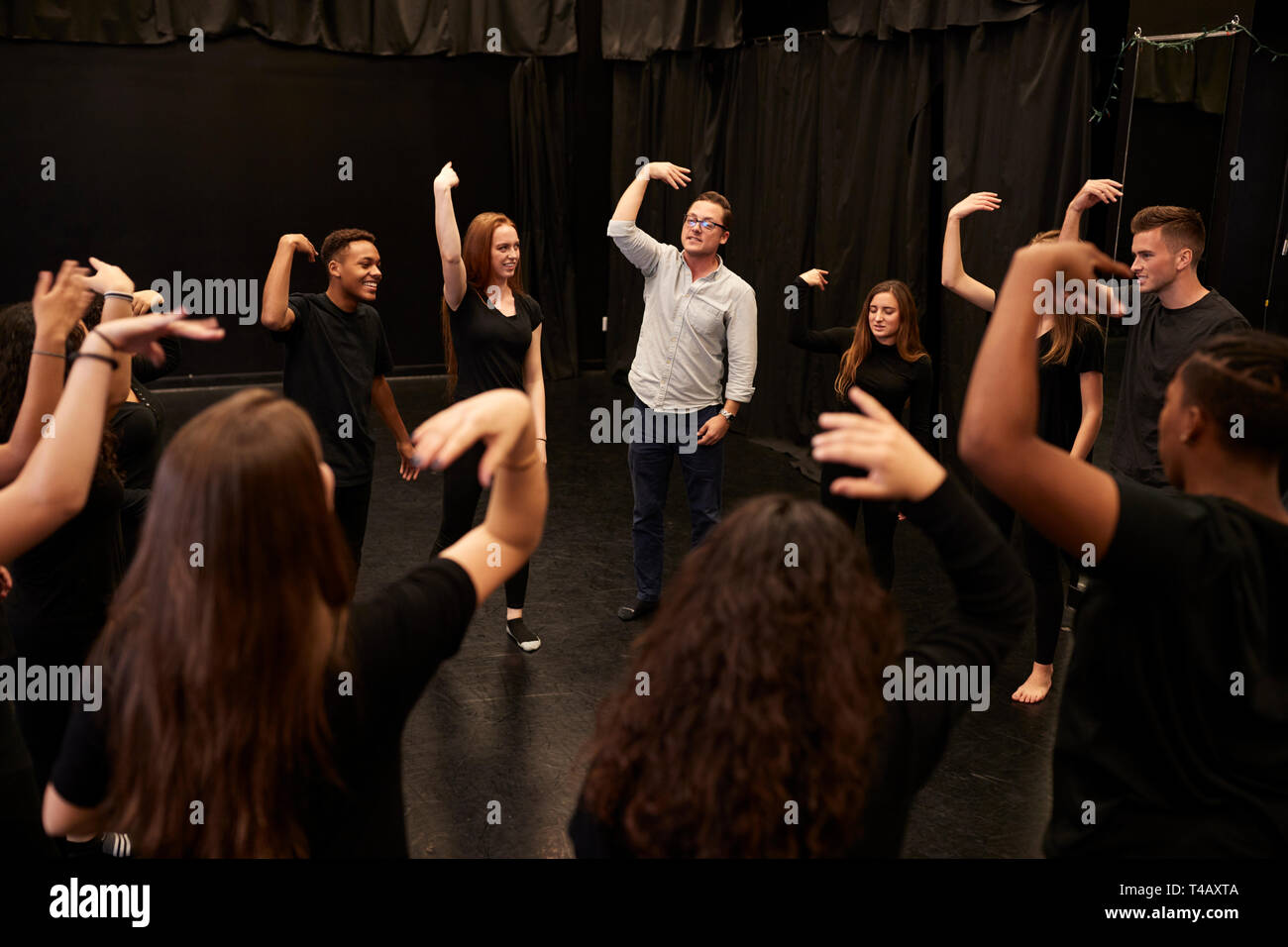 Lehrer mit Männlichen und Weiblichen Drama Kursteilnehmer an der Performing Arts School in Studio Improvisation Klasse Stockfoto
