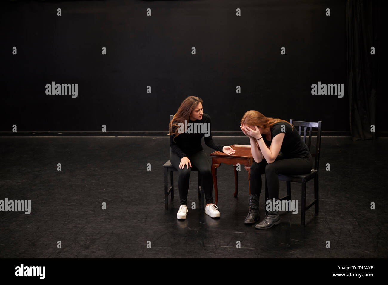 Zwei weibliche Drama Kursteilnehmer an der Performing Arts School in Studio Improvisation Klasse Stockfoto