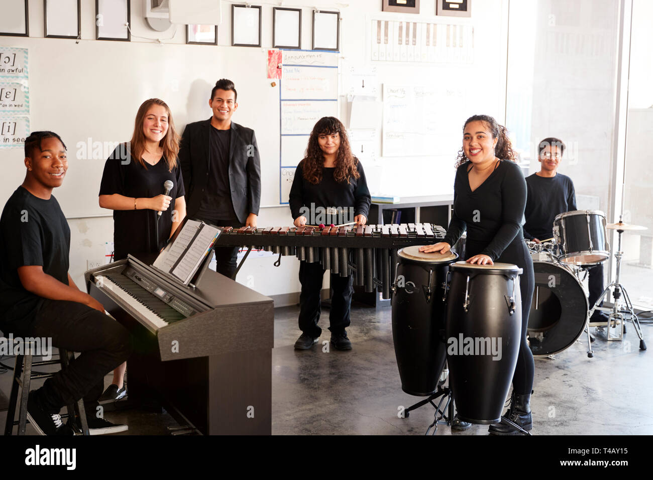 Portrait der Studierenden an der Schule für darstellende Künste spielen In Band bei Proben mit Lehrer Stockfoto