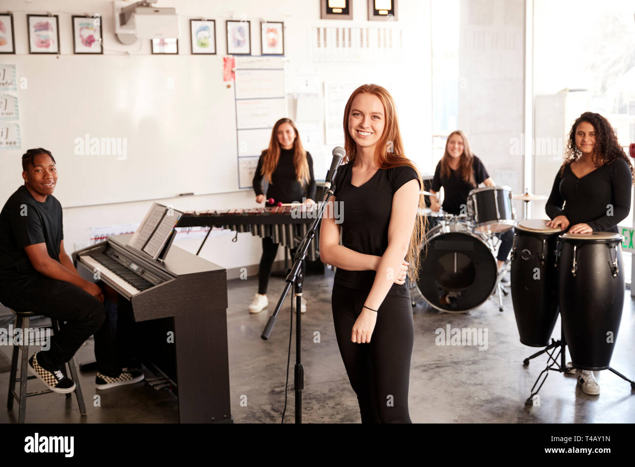 Portrait der Studierenden an der Schule für darstellende Künste spielen In Band bei Proben Stockfoto