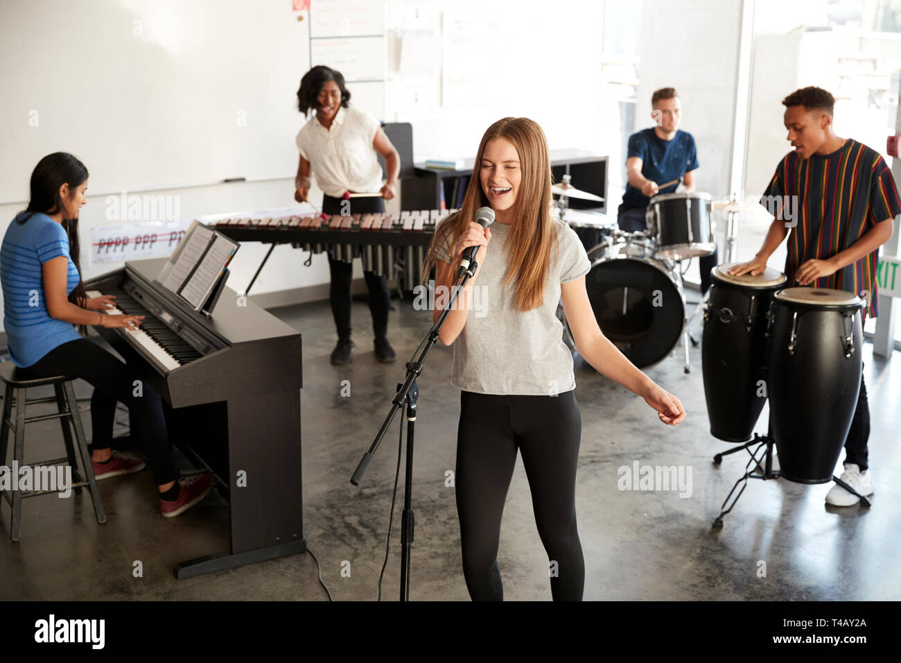 Studenten an der Schule für darstellende Künste spielen In Band bei Proben Stockfoto