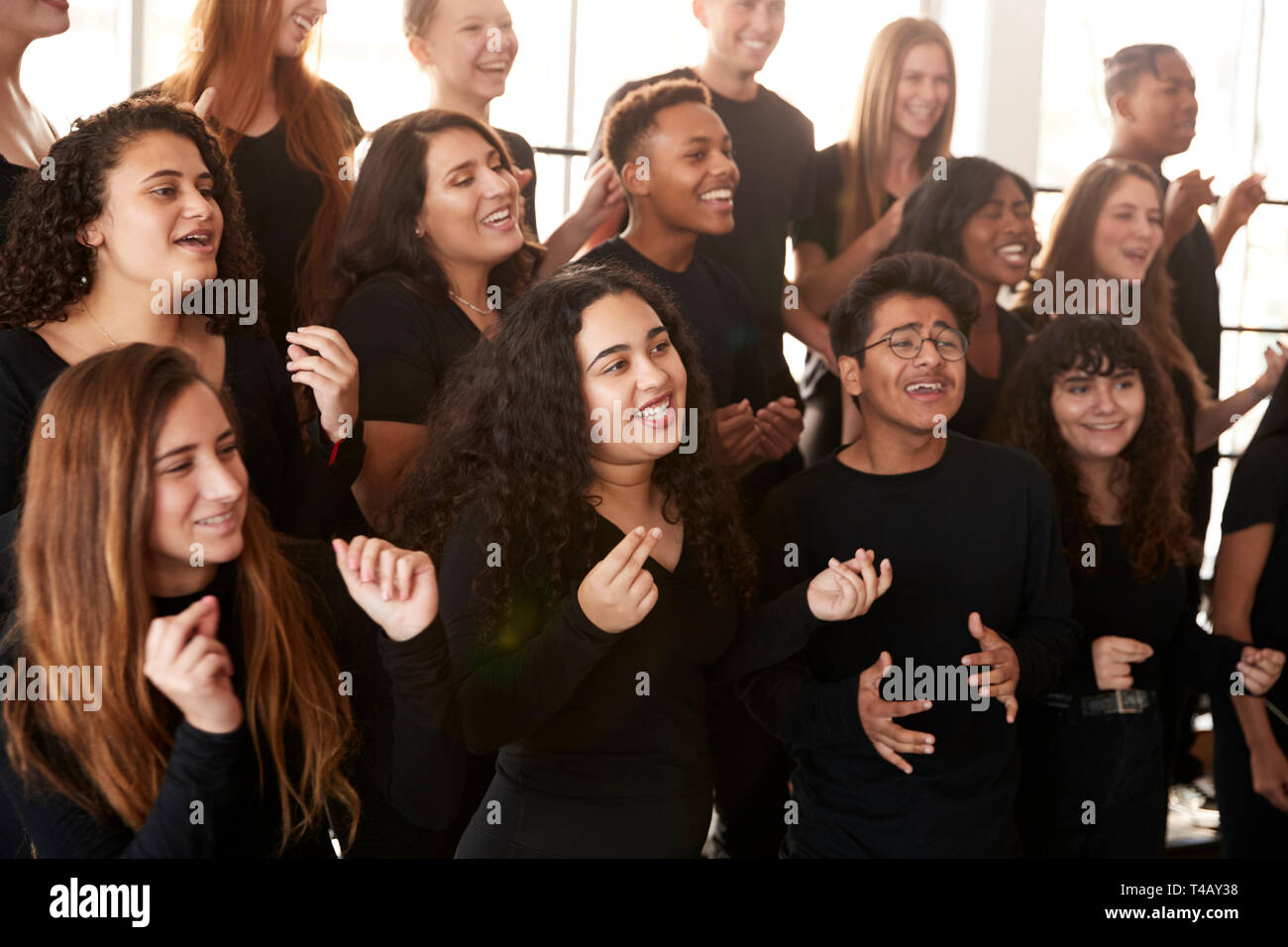 Männliche und weibliche Schüler singen im Chor an der Performing Arts School Stockfoto