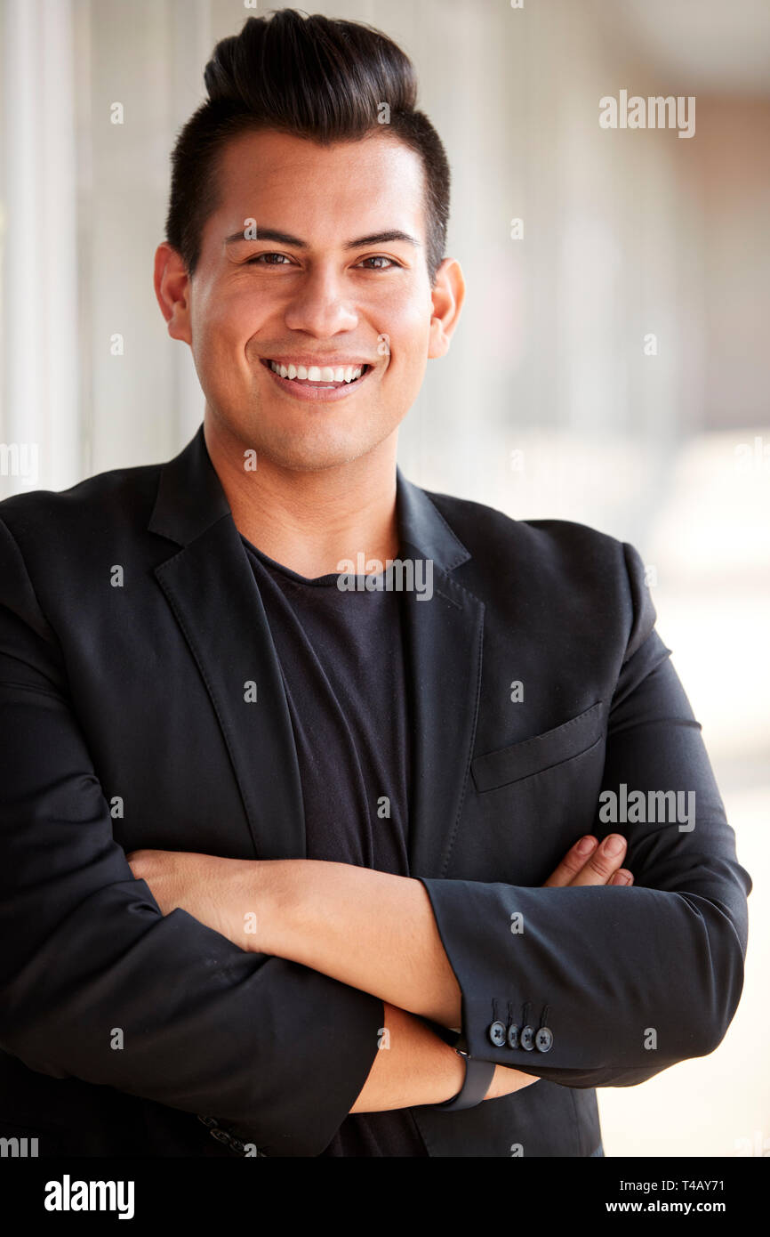 Portrait von lächelnden Männliche Lehrer stehen im Korridor der Hochschule Gebäude Stockfoto