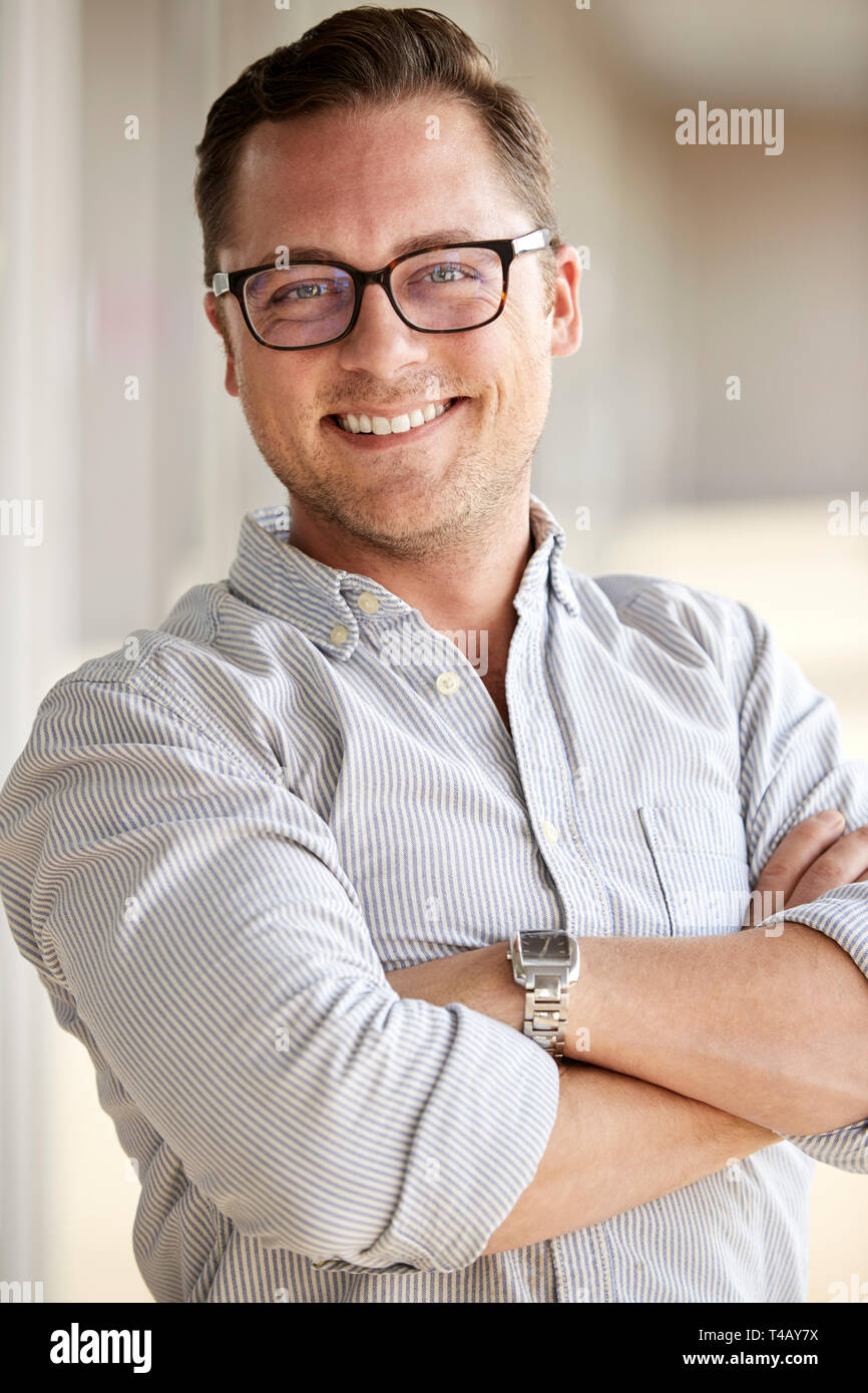 Portrait von lächelnden Männliche Lehrer stehen im Korridor der Hochschule Gebäude Stockfoto
