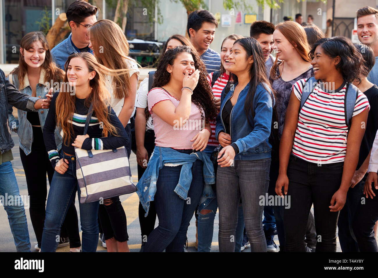 Gruppe von lächelnden Männliche und weibliche Studenten außerhalb der Schule Gebäude Stockfoto
