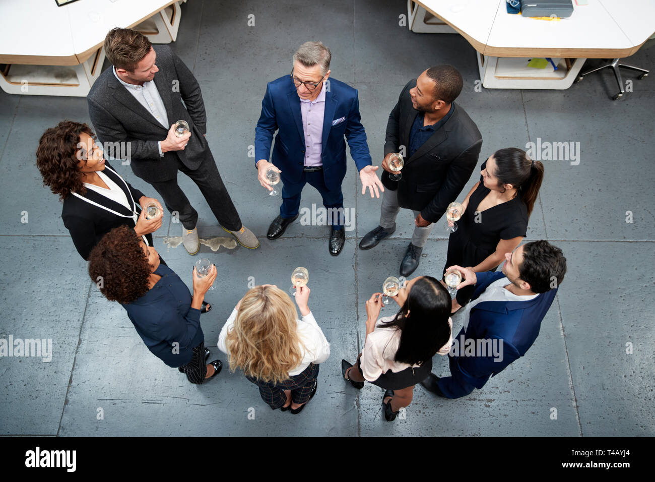 Overhead Shot Business Team feiert Erfolg mit Champagner anstoßen In modernen Büro Stockfoto