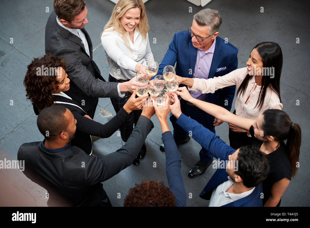 Overhead Shot Business Team feiert Erfolg mit Champagner anstoßen In modernen Büro Stockfoto