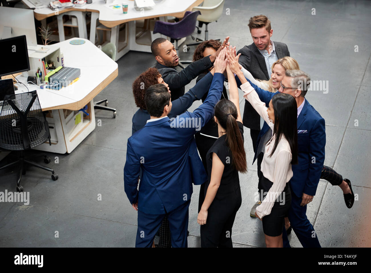 Overhead Shot Business Team feiert Erfolg mit Champagner anstoßen In modernen Büro Stockfoto