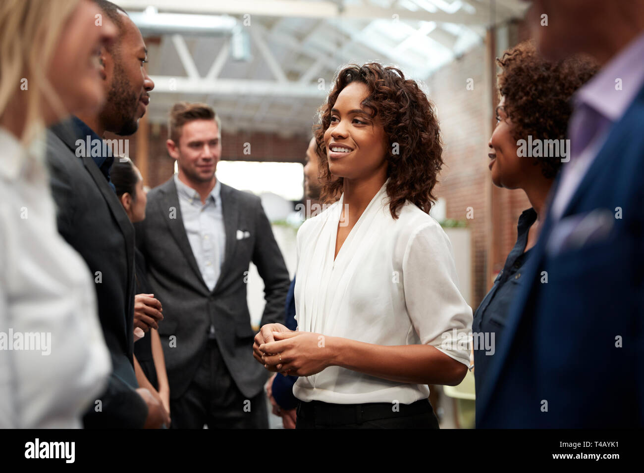 Business Team steht in informellen Treffen in modernen Büro Stockfoto
