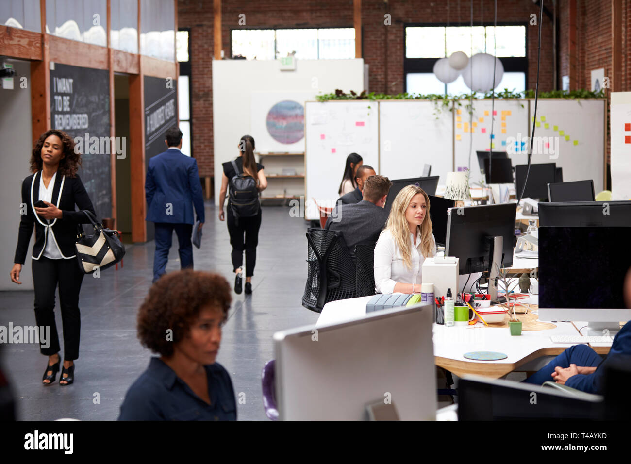 Business Team Arbeiten am Schreibtisch in der modernen Großraumbüro Stockfoto