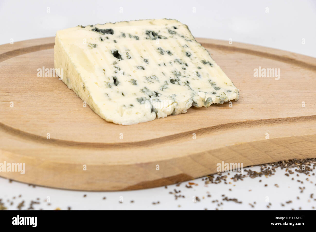 Rustikale Weinprobe von Blauschimmelkäse mit Schafsmilch auf einer Holzplatte Stockfoto