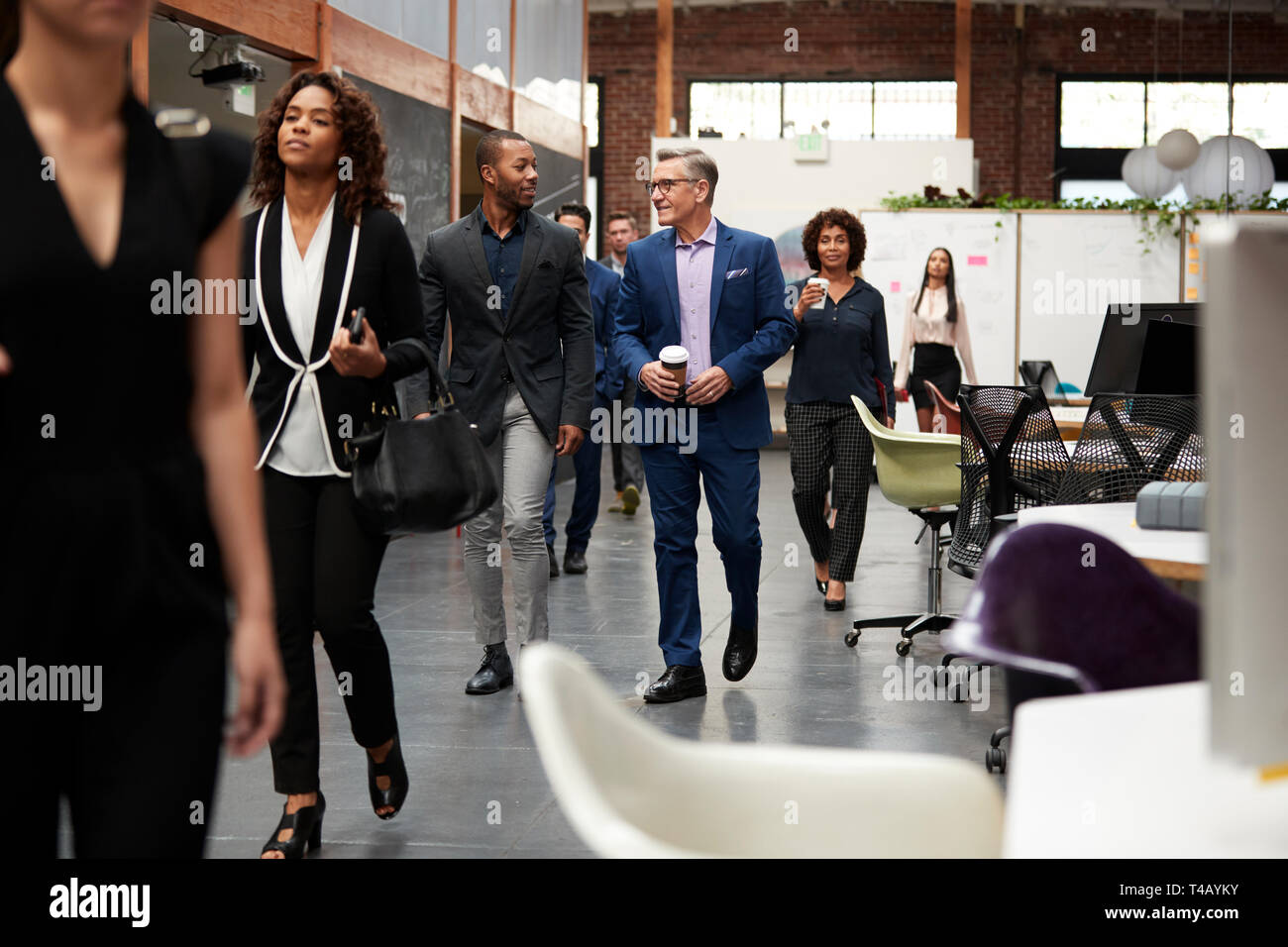 Geschäftsleute, die für Arbeit im hektischen modernen Großraumbüro Stockfoto