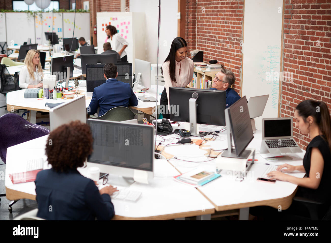 Business Team Arbeiten am Schreibtisch in der modernen Großraumbüro Stockfoto
