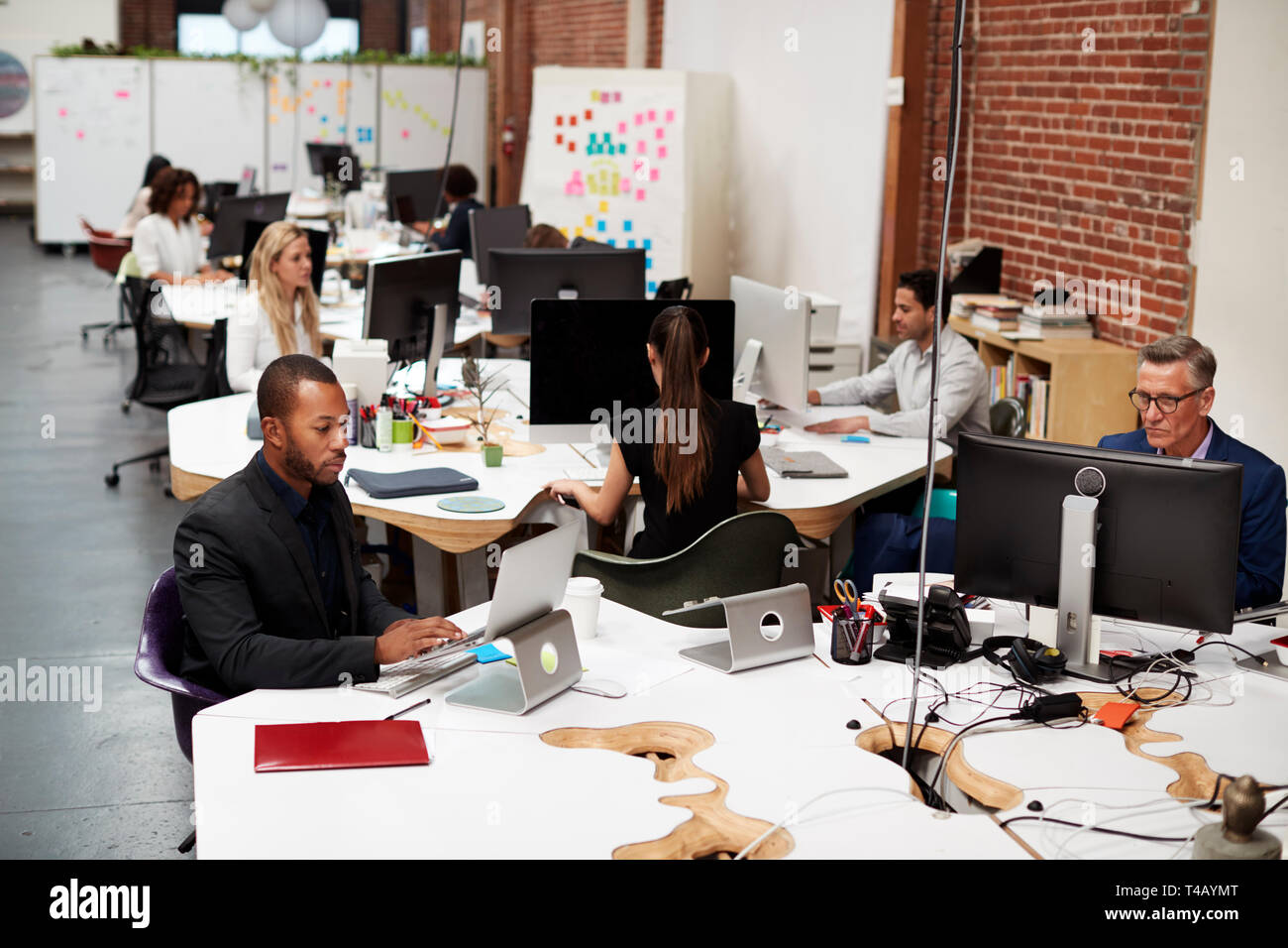 Business Team Arbeiten am Schreibtisch in der modernen Großraumbüro Stockfoto