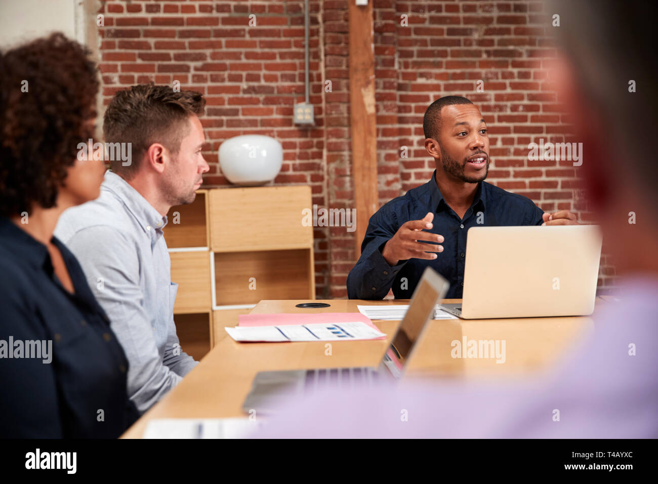 Geschäftsmann führende Office Treffen um den Tisch Stockfoto