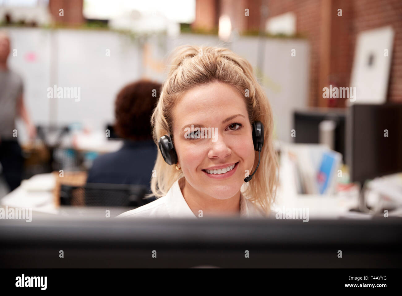 Portrait der weiblichen Kunden Services Agent Arbeiten am Schreibtisch in Call Center Stockfoto