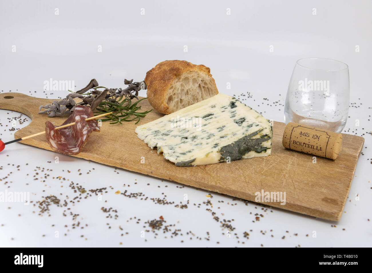 Käseplatte, auvergne Blau und Korsischen Wurstwaren Stockfoto