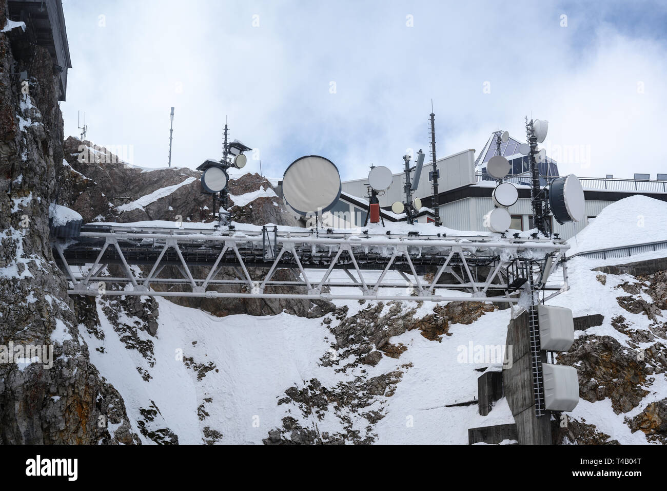 Meteorologische Wetterstation auf der Zugspitze, dem höchsten Berg Deutschlands in den Bayerischen Alpen an einem bewölkten Tag, kopieren Raum Stockfoto