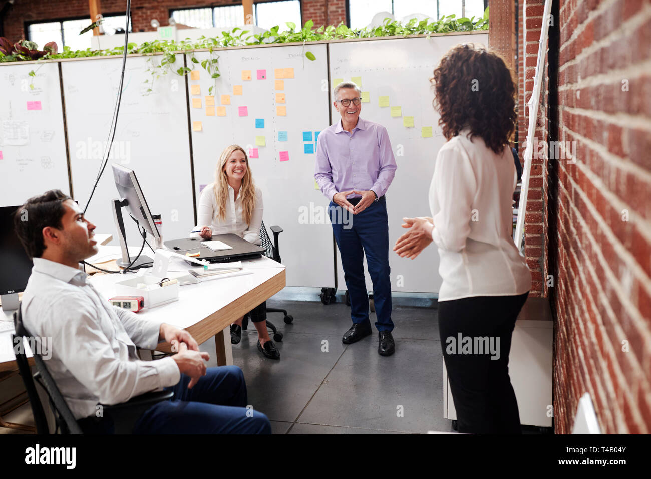 Creative Team treffen, um Ideen in modernen Büro besprechen Stockfoto
