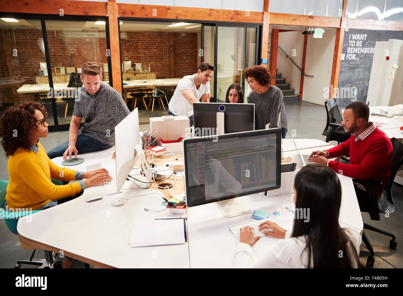 Leger gekleidet Business Team Arbeiten am Schreibtisch in der modernen Großraumbüro Stockfoto