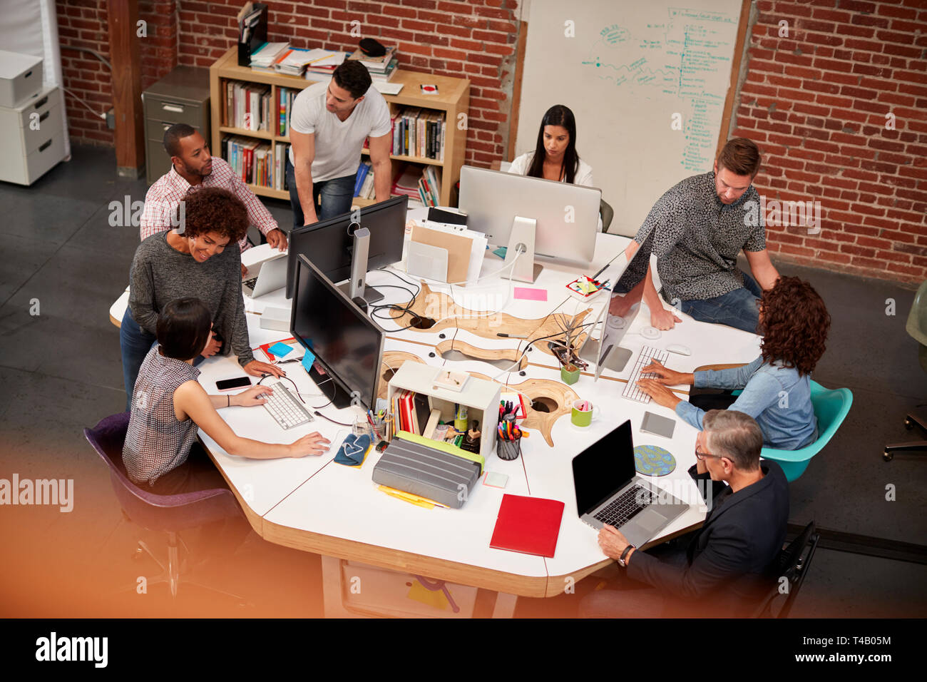 Leger gekleidet Business Team Arbeiten am Schreibtisch in der modernen Großraumbüro Stockfoto