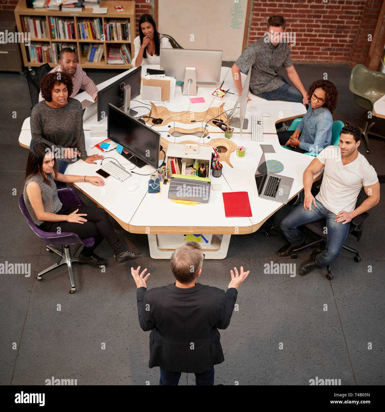 Senior Geschäftsmann spricht bei Tagung der leger gekleidet Business Team im Großraumbüro Stockfoto