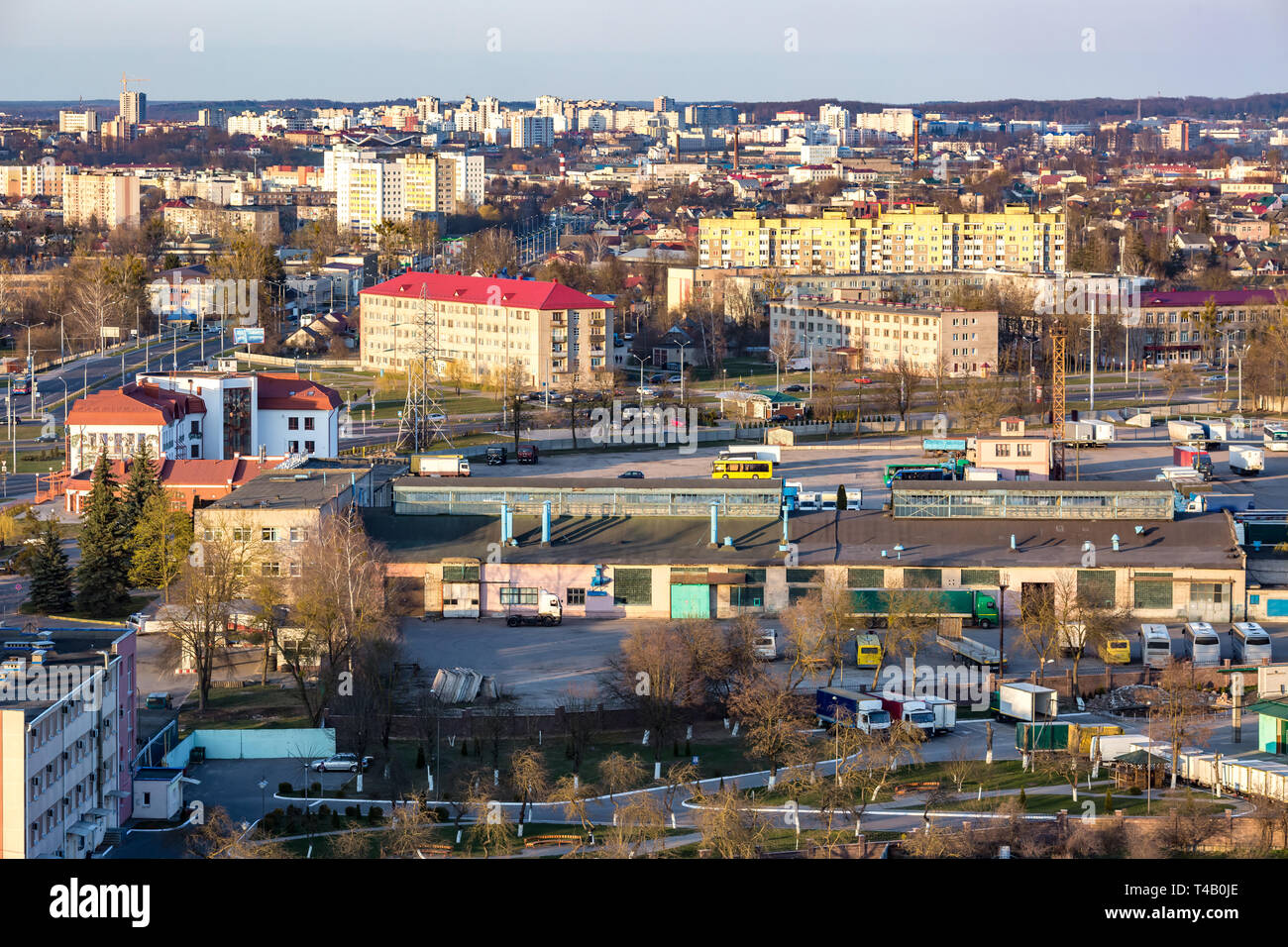 Panoramablick auf Neues Quartal Hochhaus Bereich Stadtentwicklung Wohnviertel am Abend aus der Vogelperspektive Stockfoto