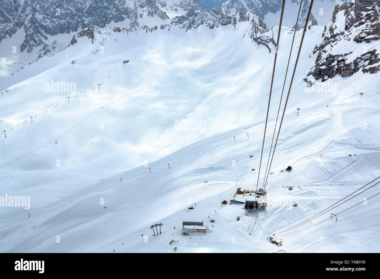 Seilbahn oder Seilbahn in das Skigebiet der Zugspitze, dem höchsten Berg in Deutschland in den bayerischen Alpen an einem bewölkten Tag Stockfoto