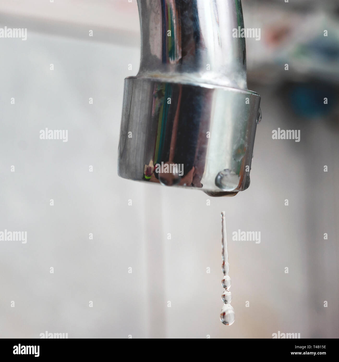 Der Wasserhahn tropft, Altes Silber, tippen Sie auf . Badewanne oder Küche Wasserhahn  Dichtung muss repariert werden Stockfotografie - Alamy