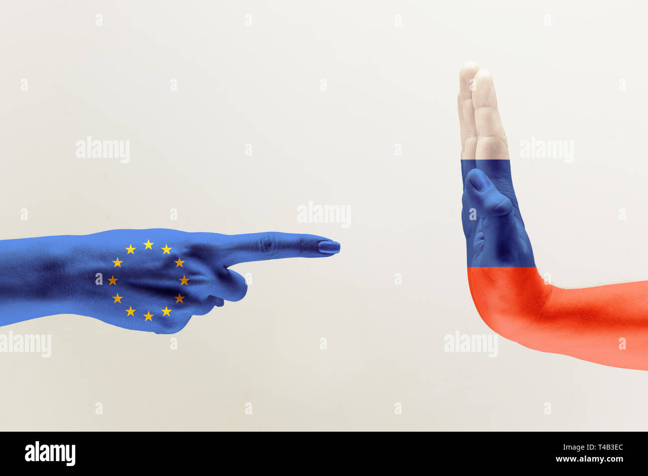 Konfrontation, Ländern Uneinigkeit. Weibliche und männliche Hände in Flaggen der europäischen Einheit und Russland farbige isolierte auf grauem Hintergrund. Begriff der politischen, wirtschaftlichen oder sozialen Aggressionen. Stockfoto