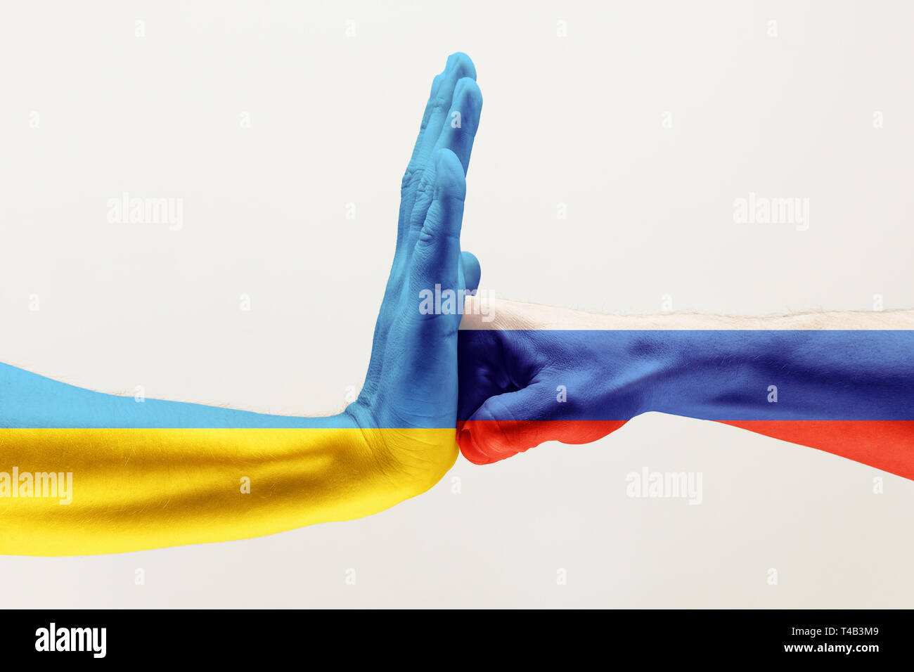 Das Brother's Hit stoppen. Zwei männliche Hände kämpfen in der Russischen Föderation und der Ukraine flags Farbige isoliert auf weißem Studiohintergrund. Begriff der politischen, ökonomischen, sozialen Aggressionen, Uneinigkeit. Stockfoto